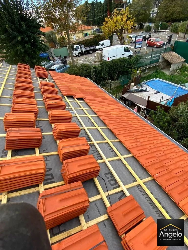 Charpente en bois et structure de toiture vues en hauteur