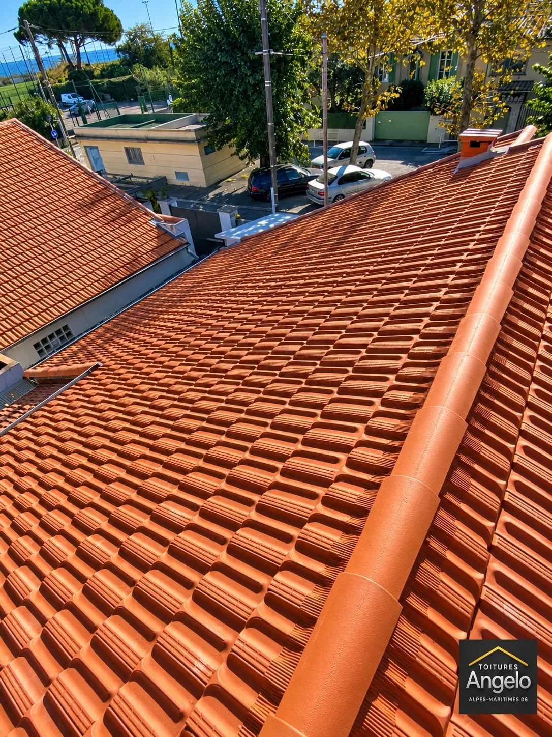 Pose de tuiles sur une couverture en cours de rénovation
