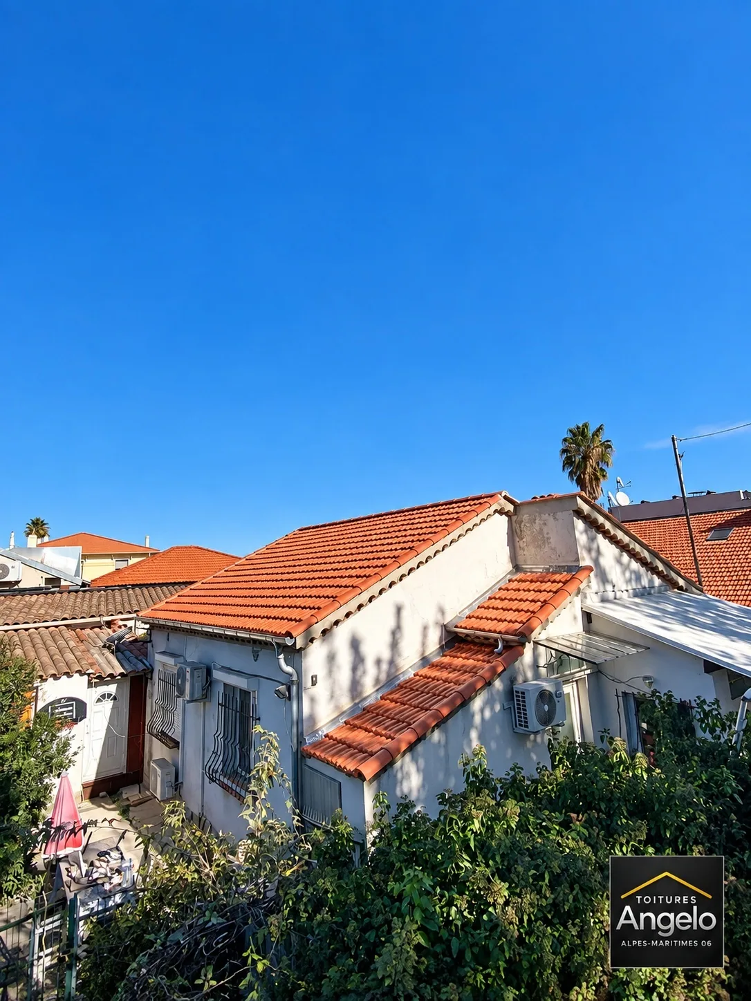 Couverture en tuiles rouges rénovée sur une maison, vue du toit depuis l'extérieur