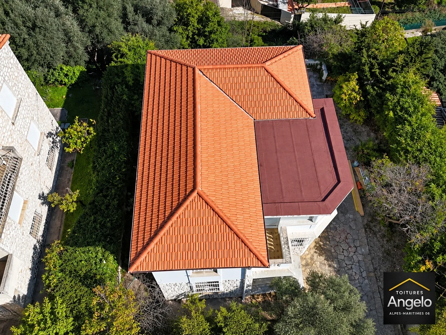 Vue aérienne d'une toiture rénovée en tuiles rouges