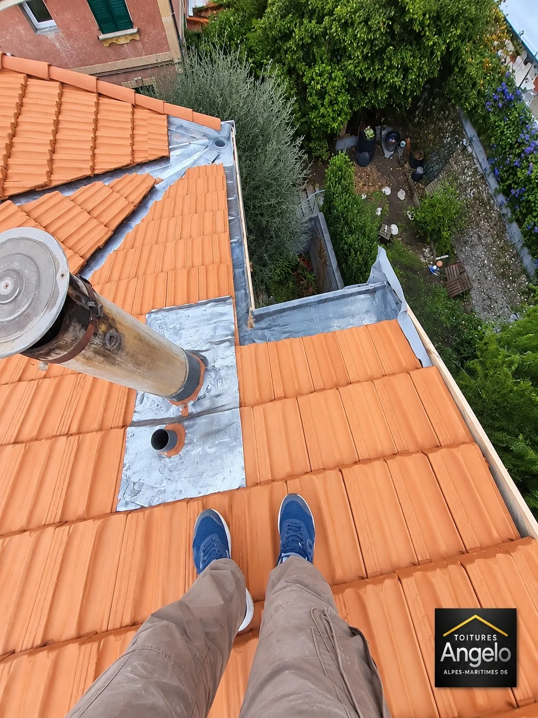 Raccords métalliques d'étanchéité autour d'une cheminée sur toiture en tuiles